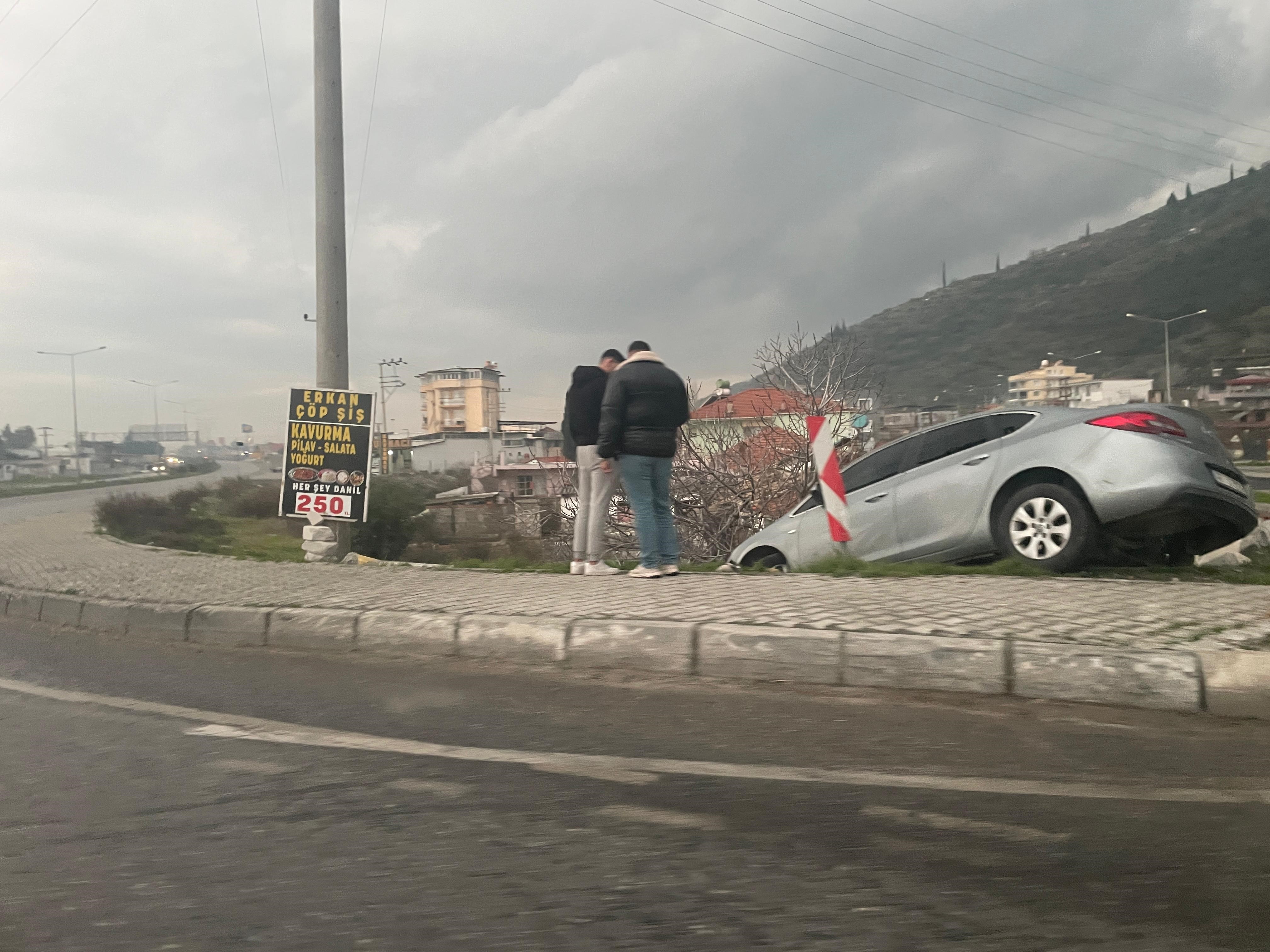 Aydın’da Otomobil Yoldan Çıktı (3)