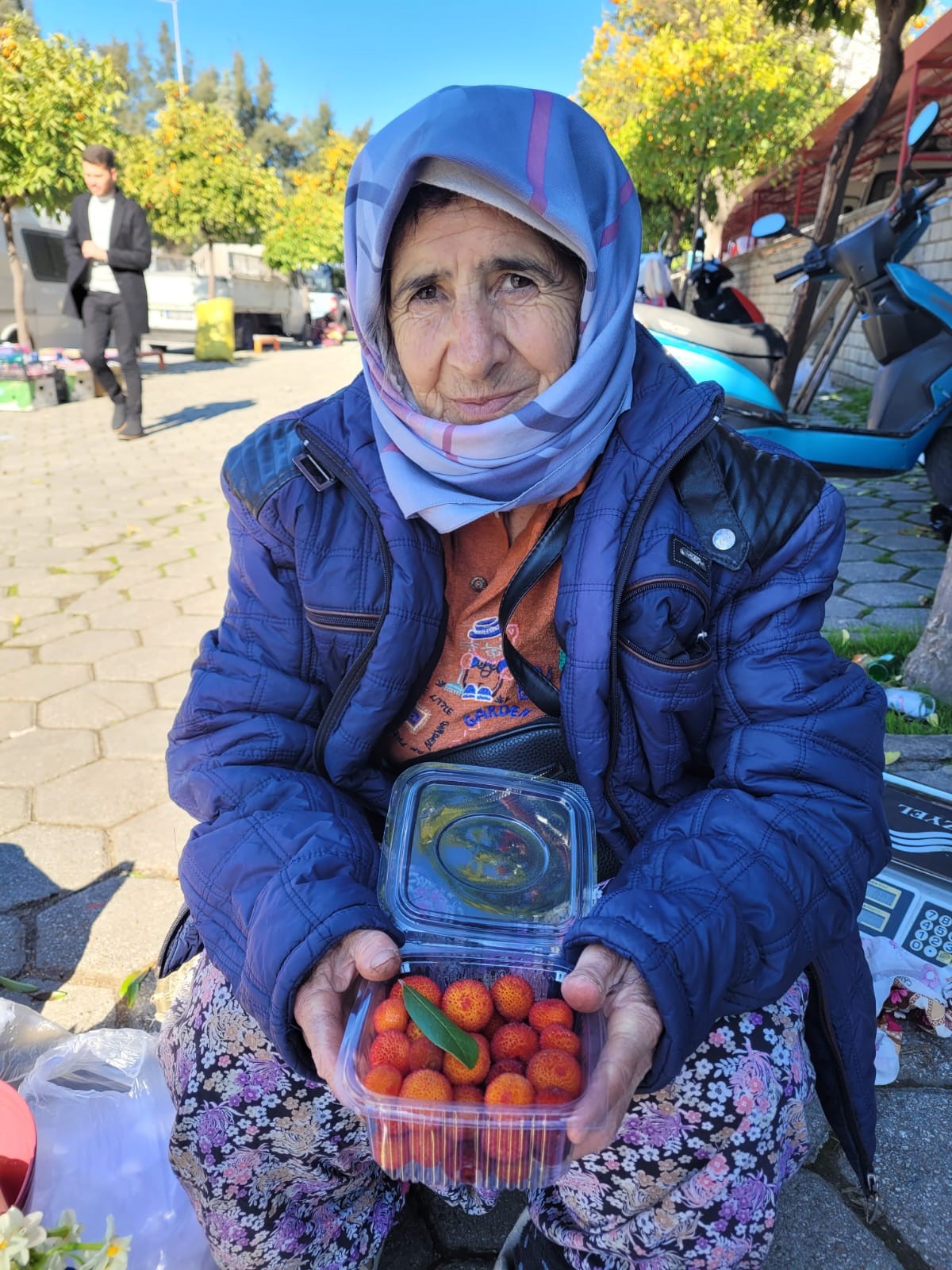 Aydınlı Semiha Teyze 67 Yaşında Çalışmaya Devam Ediyor, Ürünleri Tamamen Organik (2)