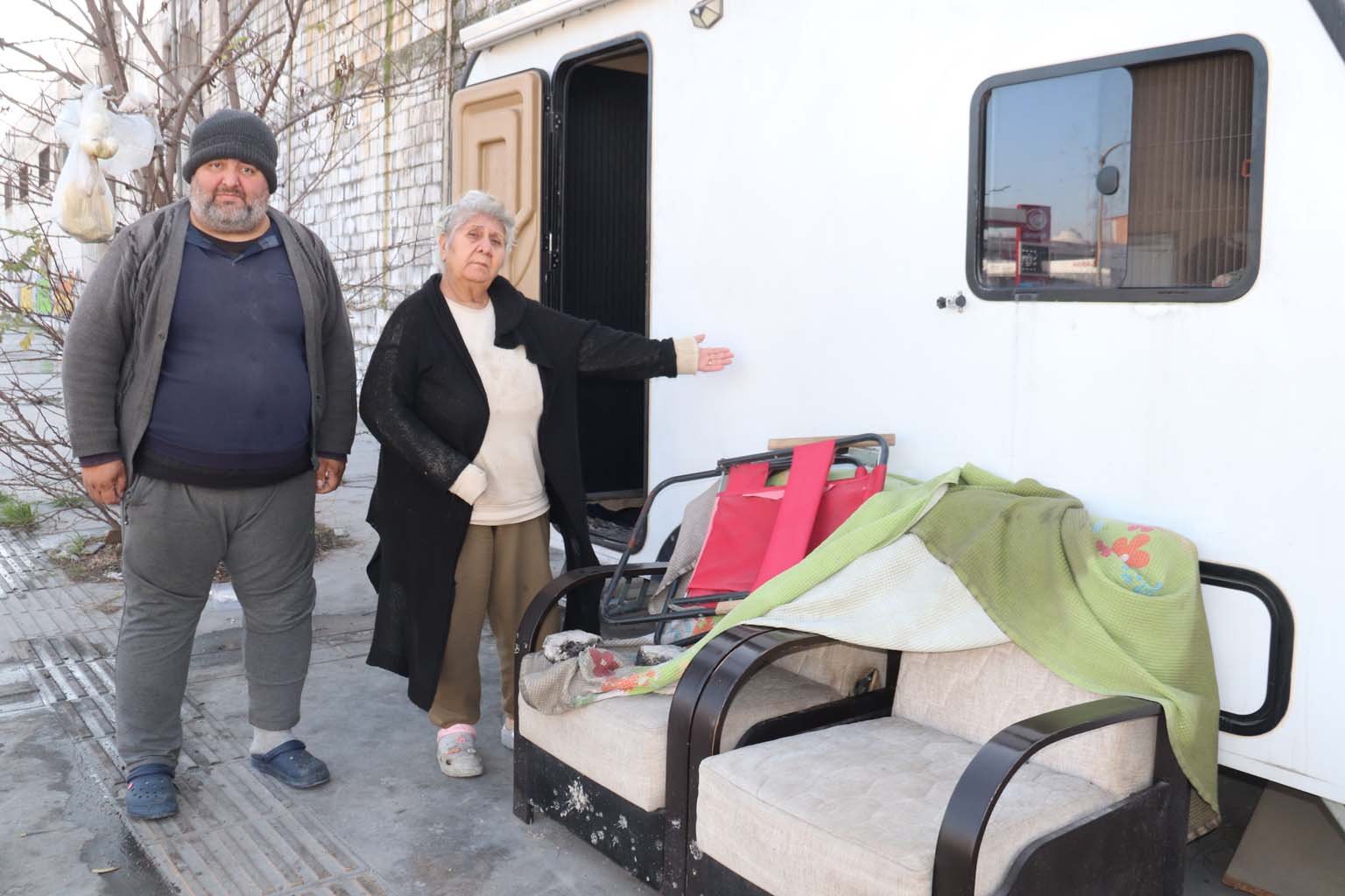 Babası Evi Sattı, Zihinsel Engelli Oğluyla Sokakta Kaldı (2)