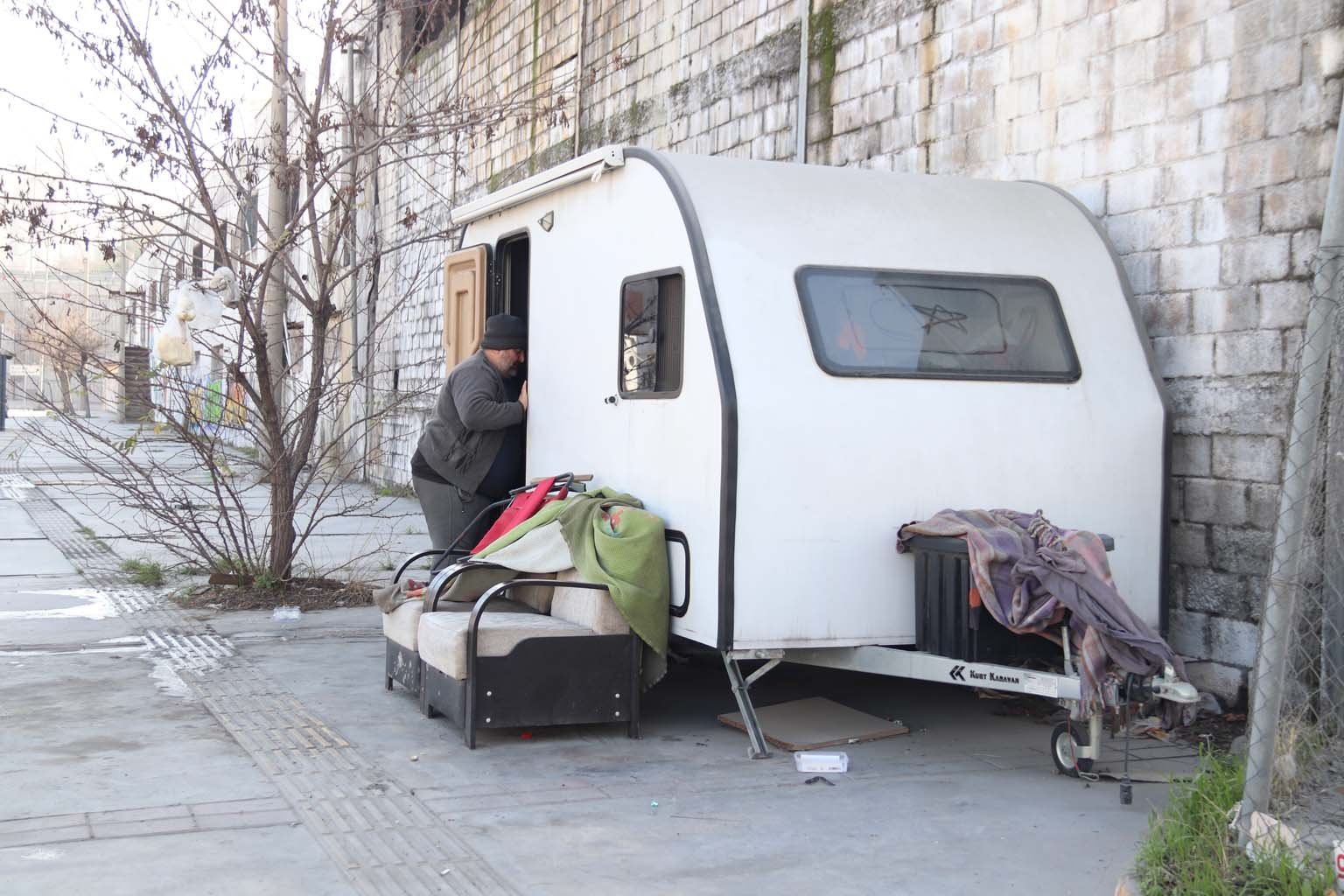 Babası Evi Sattı, Zihinsel Engelli Oğluyla Sokakta Kaldı (4)