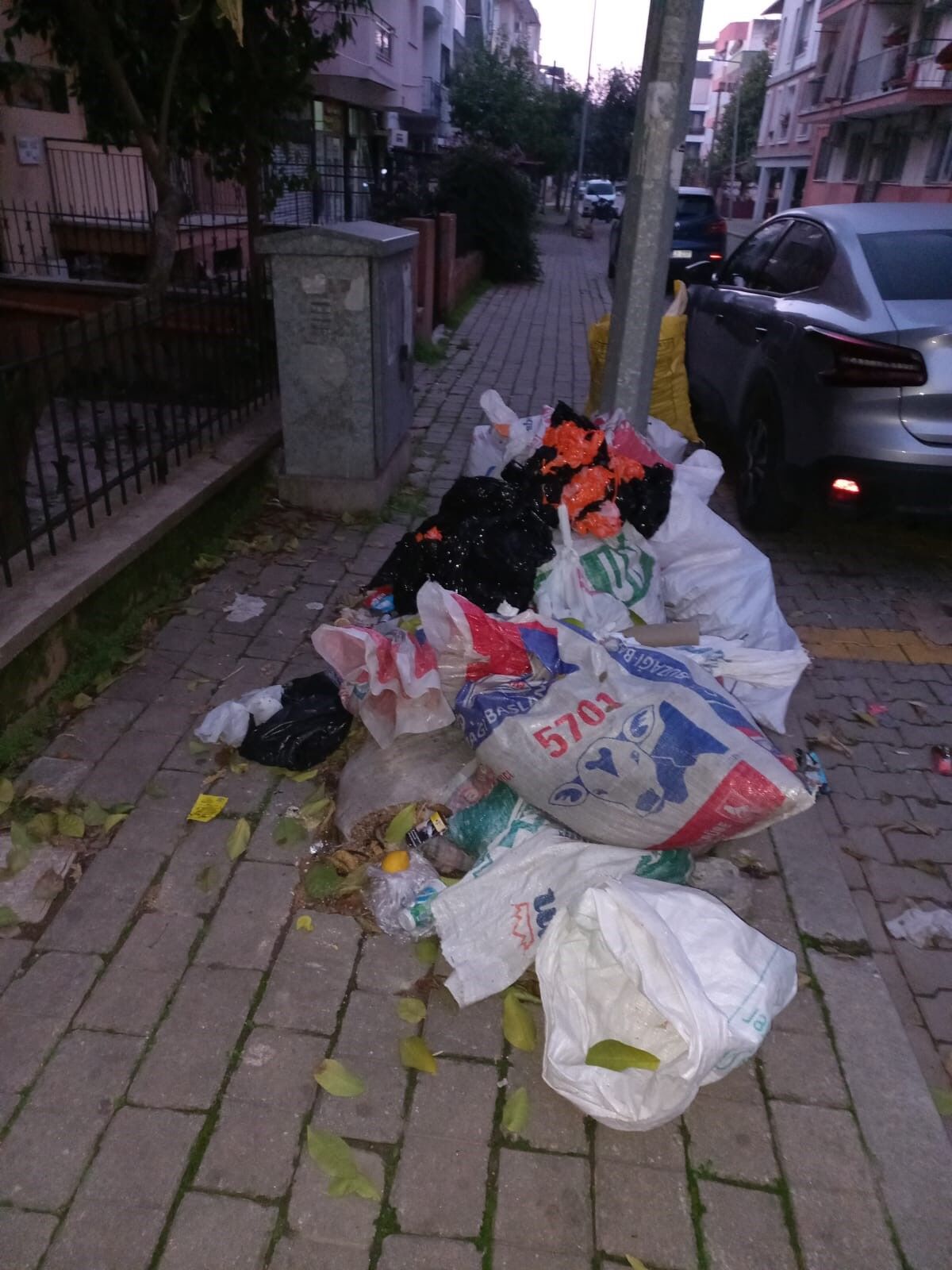 Efeler’de Mahalle Sakinlerinin 'Çöp' Tepkisi