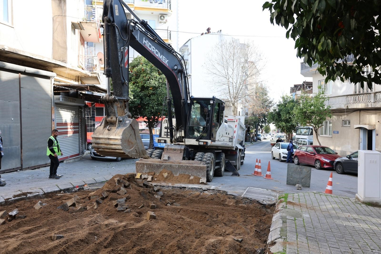 Efeler’de Yol Çalışmaları Devam Ediyor