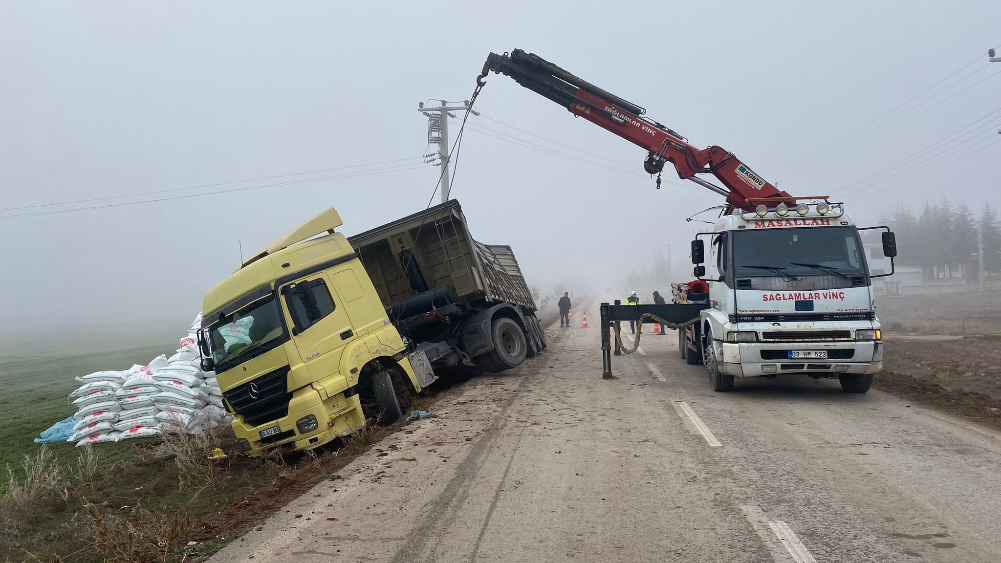 Gübre Yüklü Tır Devrildi