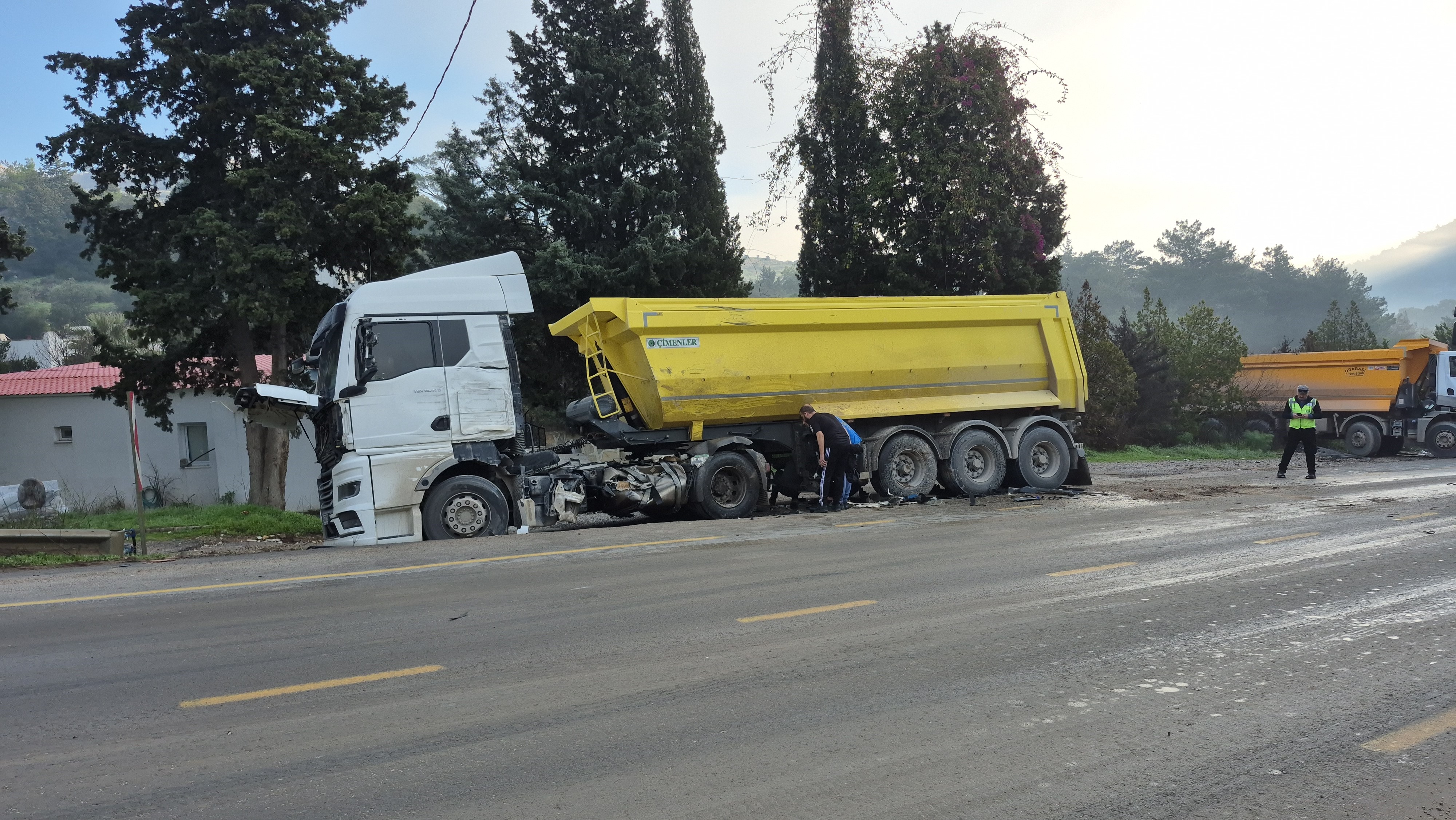 İki Kamyon Çarpıştı, Durumu Kritik Olanlar Var (3)