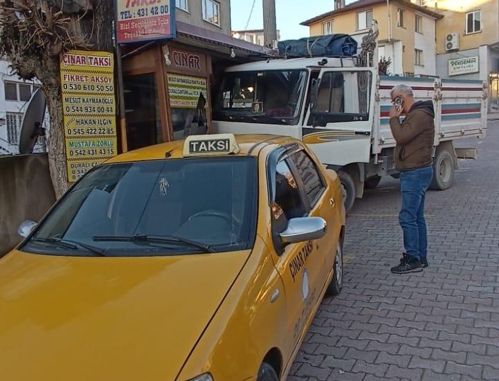 Kamyon Taksi Durağına Daldı (2)