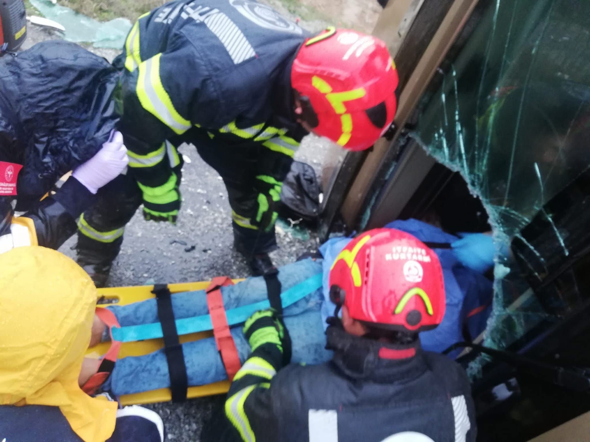 Kayganlaşan Yolda Kontrolden Çıkan Tır Devrildi (3)