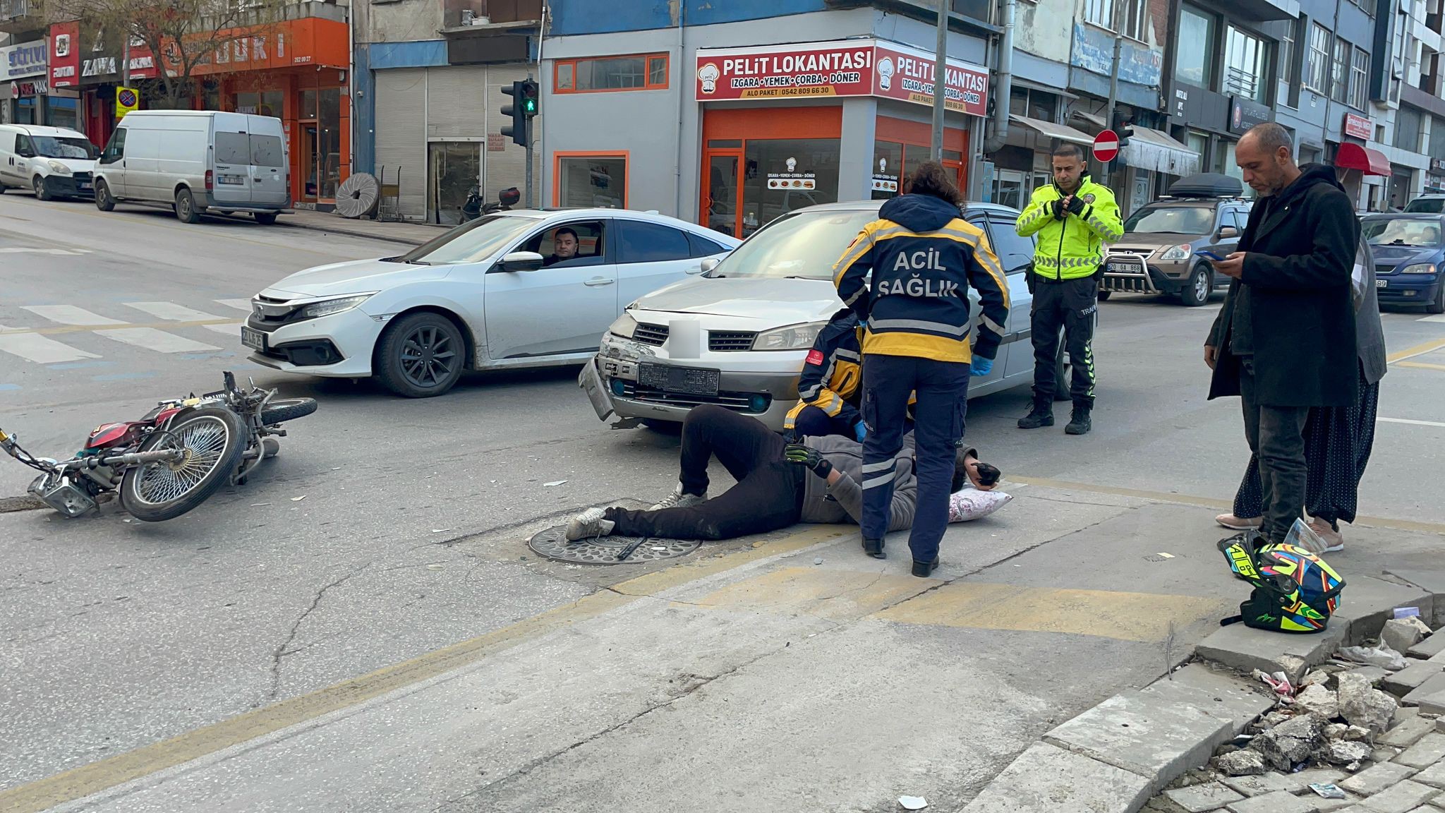 Kırmızı Işıkta Geçen Otomobil Motosiklete Çarptı (3)