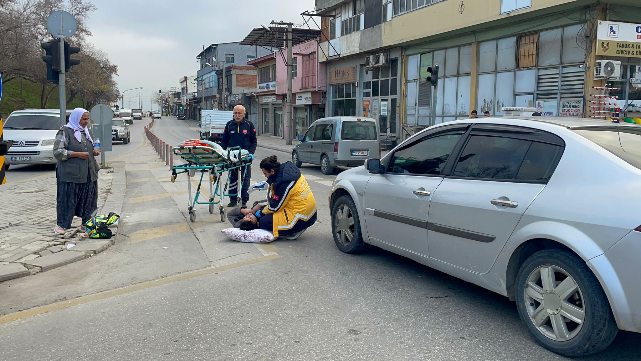 Kırmızı Işıkta Geçen Otomobil Motosiklete Çarptı (4)