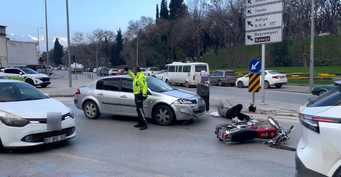 Kırmızı Işıkta Geçen Otomobil Motosiklete Çarptı (5)