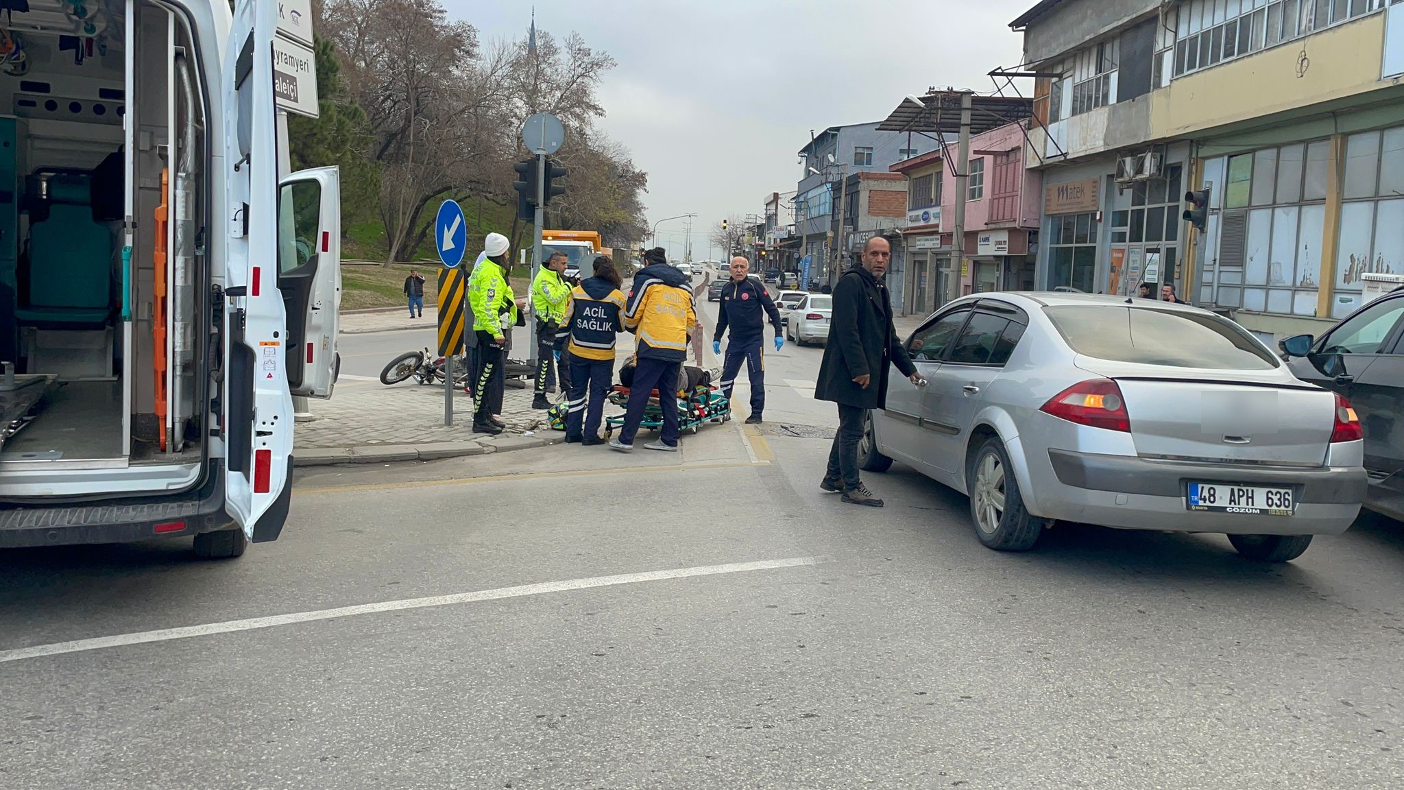 Kırmızı Işıkta Geçen Otomobil Motosiklete Çarptı