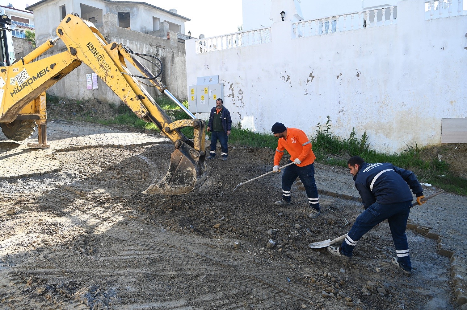 Kuşadası'nda Tüm Mahallelere Eşit Ve Kaliteli Hizmet Gidiyor (7)