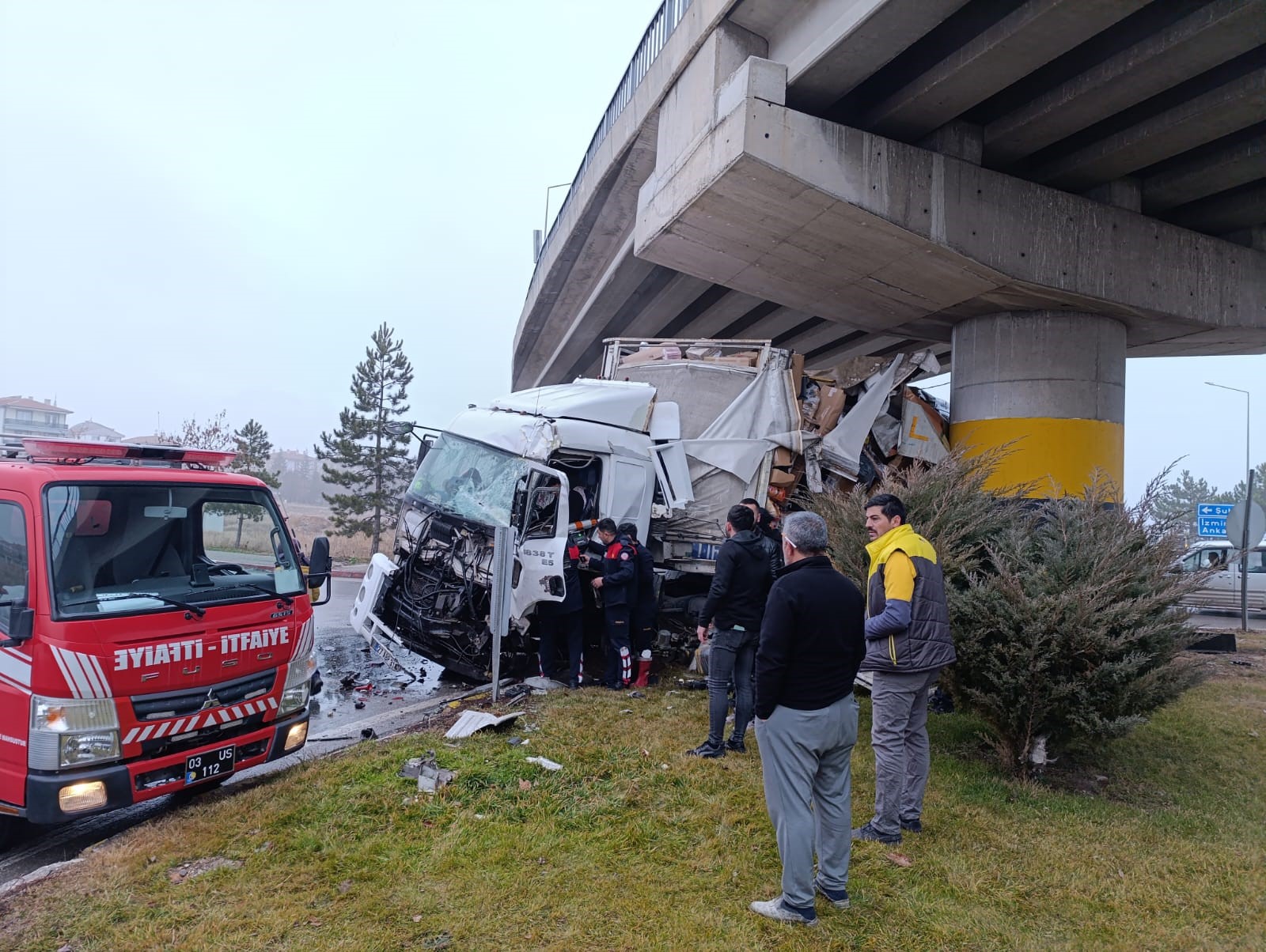 Tır Köprü Kolonuna Ve Otomobile Çarptı, Ortalık Savaş Alanına Döndü (2)-1