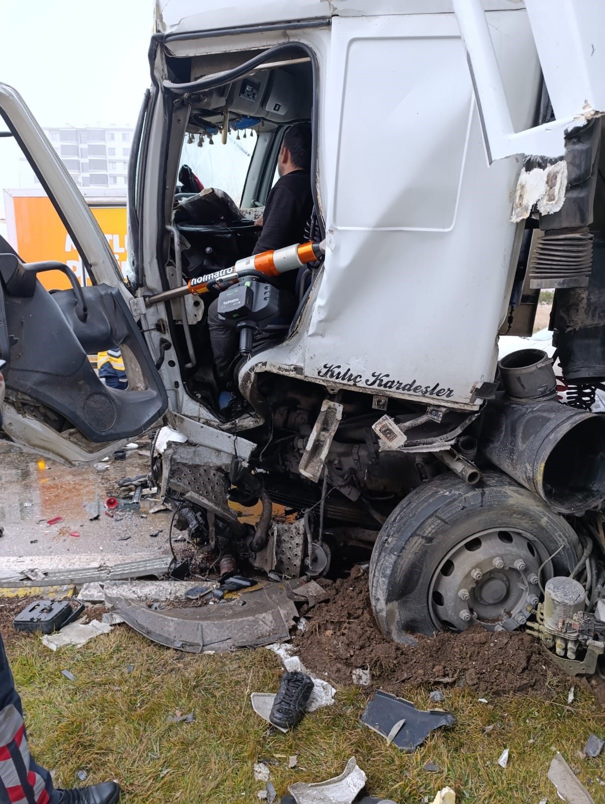 Tır Köprü Kolonuna Ve Otomobile Çarptı, Ortalık Savaş Alanına Döndü (4)