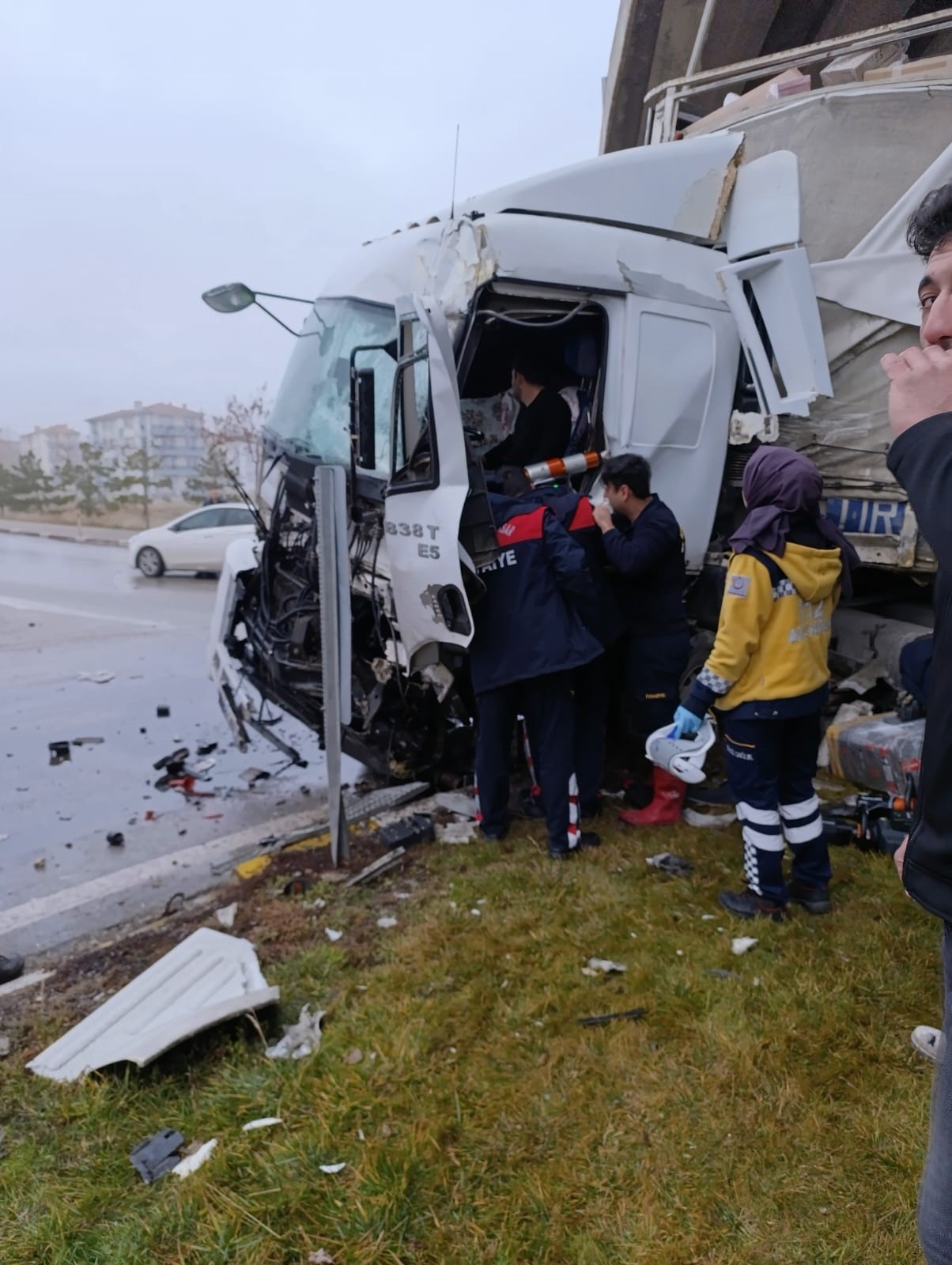 Tır Köprü Kolonuna Ve Otomobile Çarptı, Ortalık Savaş Alanına Döndü