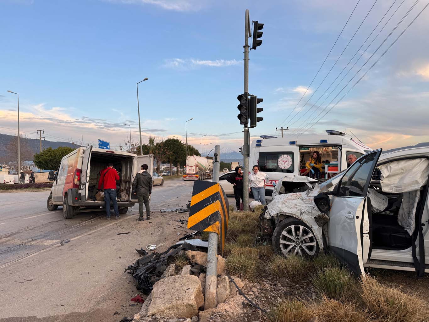 Trafik Işıklarında Meydana Gelen Kazada 2 Çocuk, 4 Yetişkin Hastanelik Oldu (2)