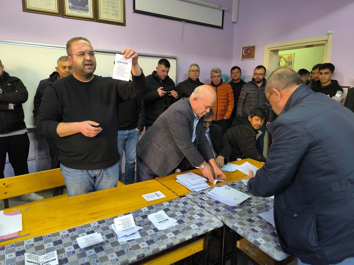 Vefat Eden Eşinin Yerine Seçildi, Ilk Iş Rahmetli Eşini Ziyaret Etti (5)