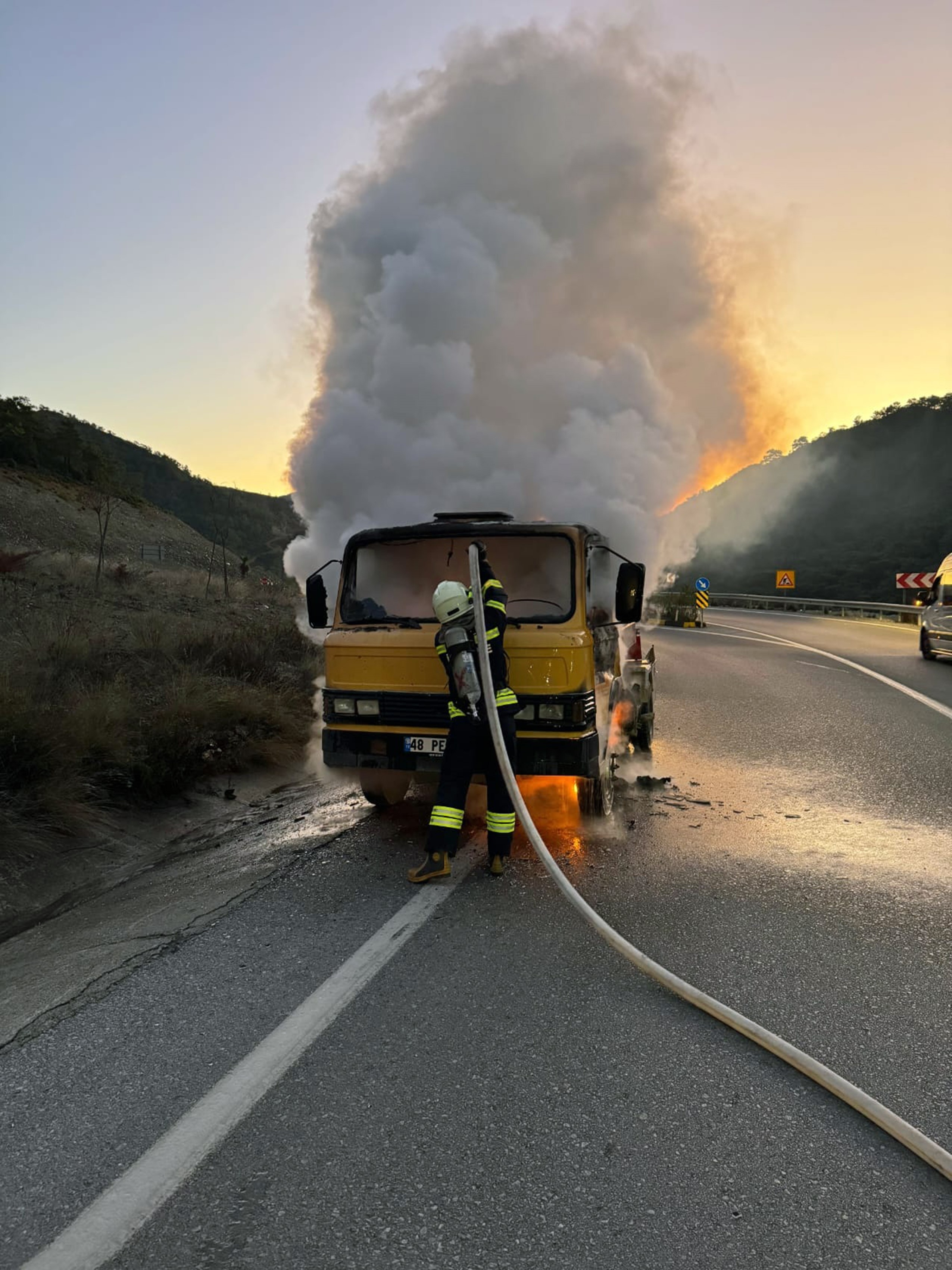 Yakıt Dolu Tanker Alev Alev Yandı (2)