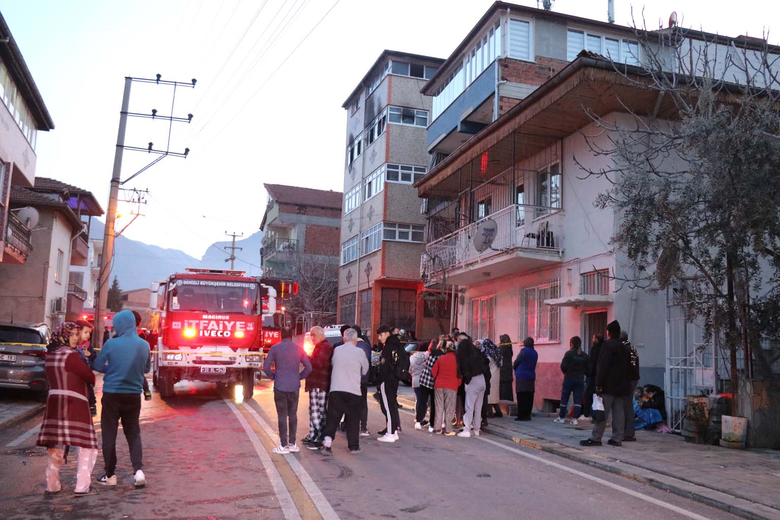 Yangında Çocuğunu Kurtaran Anne Hayatını Kaybetti