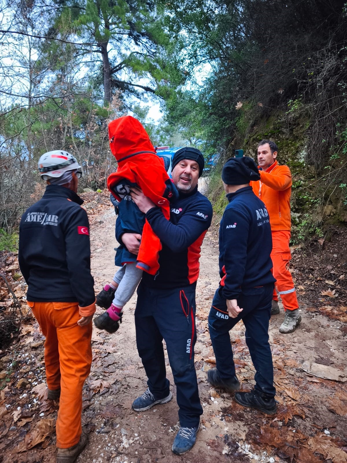 Yaşlı Kadın Ve Torunlarından Sevindiren Haber Geldi (2)