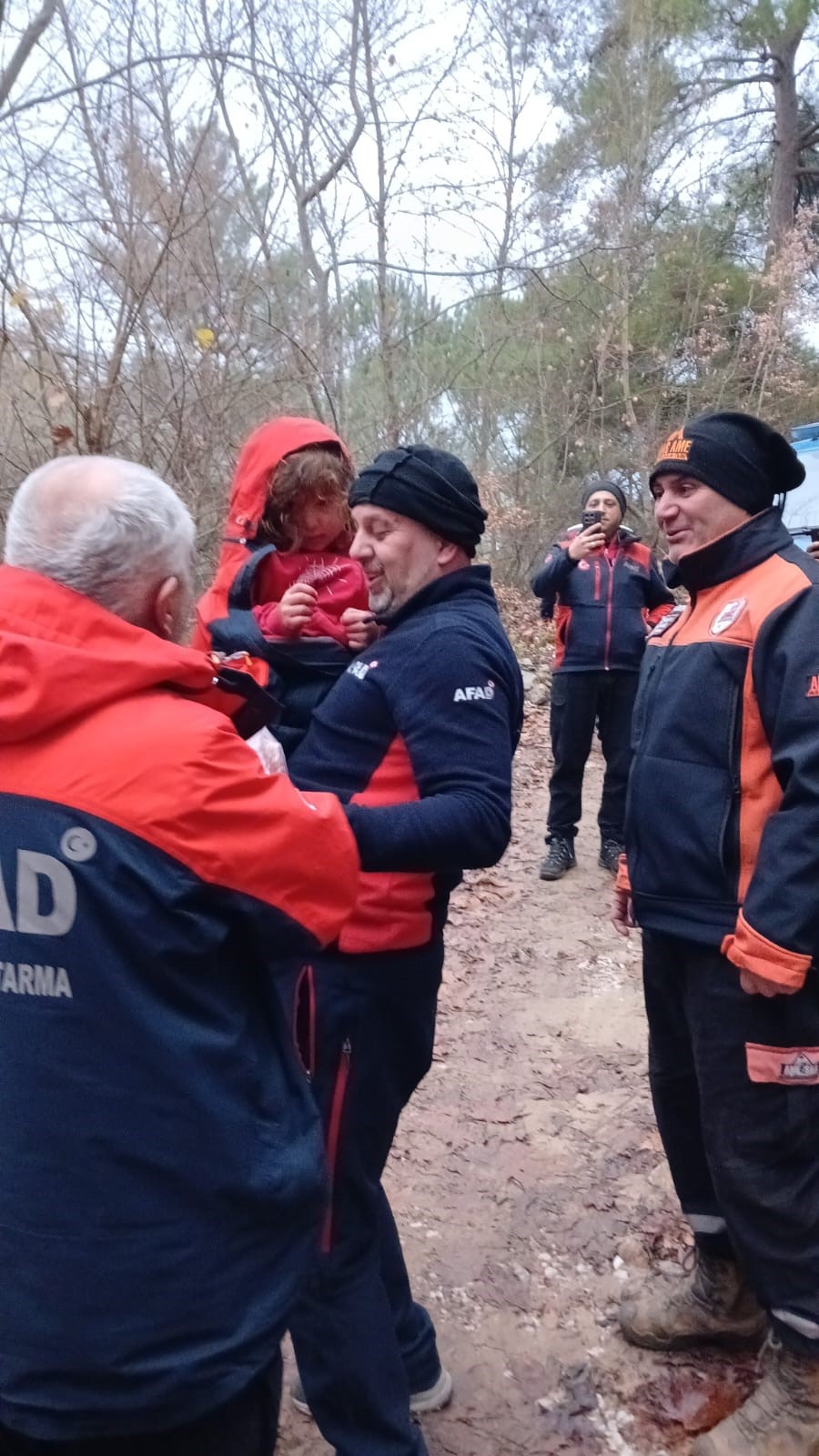 Yaşlı Kadın Ve Torunlarından Sevindiren Haber Geldi (5)