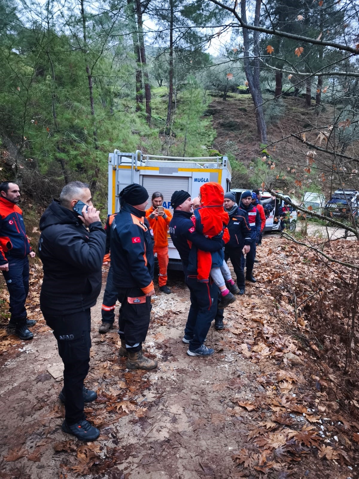 Yaşlı Kadın Ve Torunlarından Sevindiren Haber Geldi