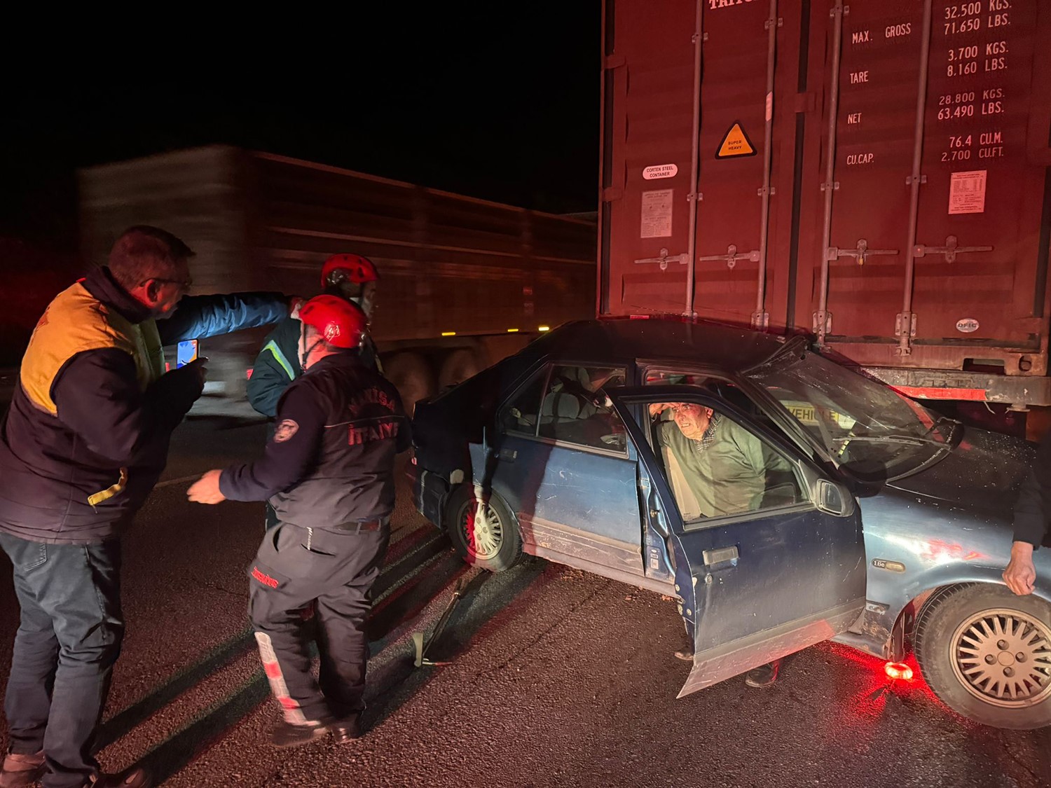 Yol Kenarındaki Tıra Çarptı