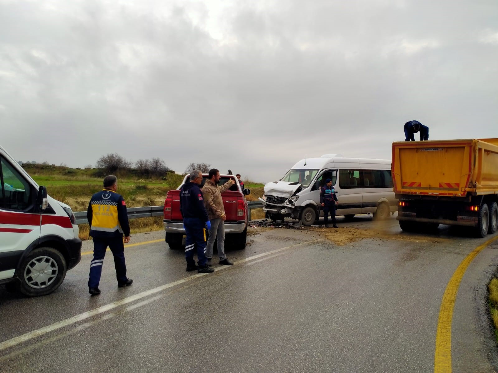 Yolcu Minibüsü Ile Kamyonet Çarpıştı, 5 Kişi.. (3)