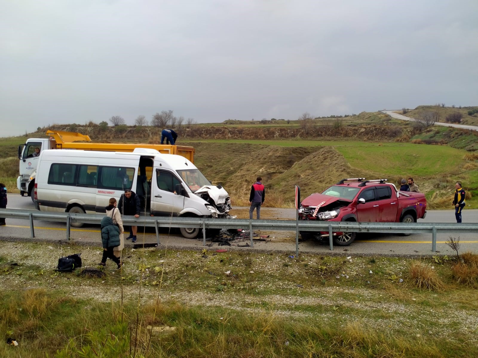 Yolcu Minibüsü Ile Kamyonet Çarpıştı, 5 Kişi.. (4)