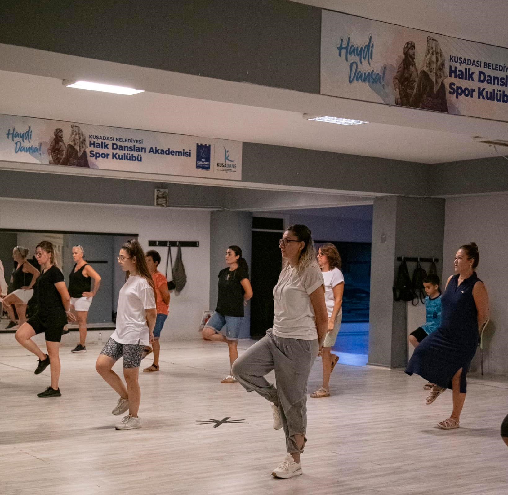 Farklı Yörelere Ait Halk Dansları Kuşadası’nda Yaşatılıyor (3)