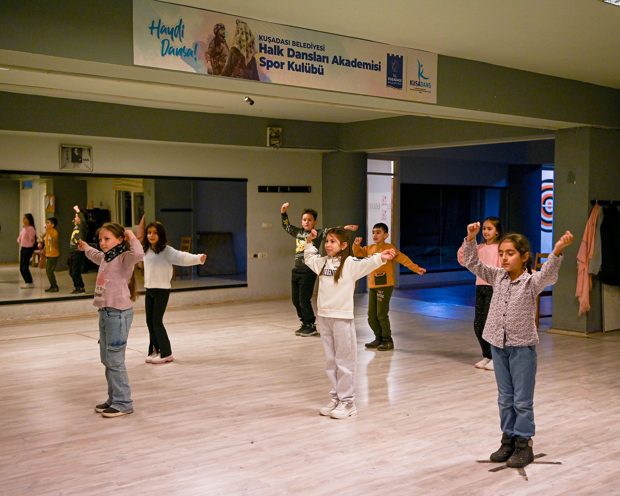 Farklı Yörelere Ait Halk Dansları Kuşadası’nda Yaşatılıyor (4)