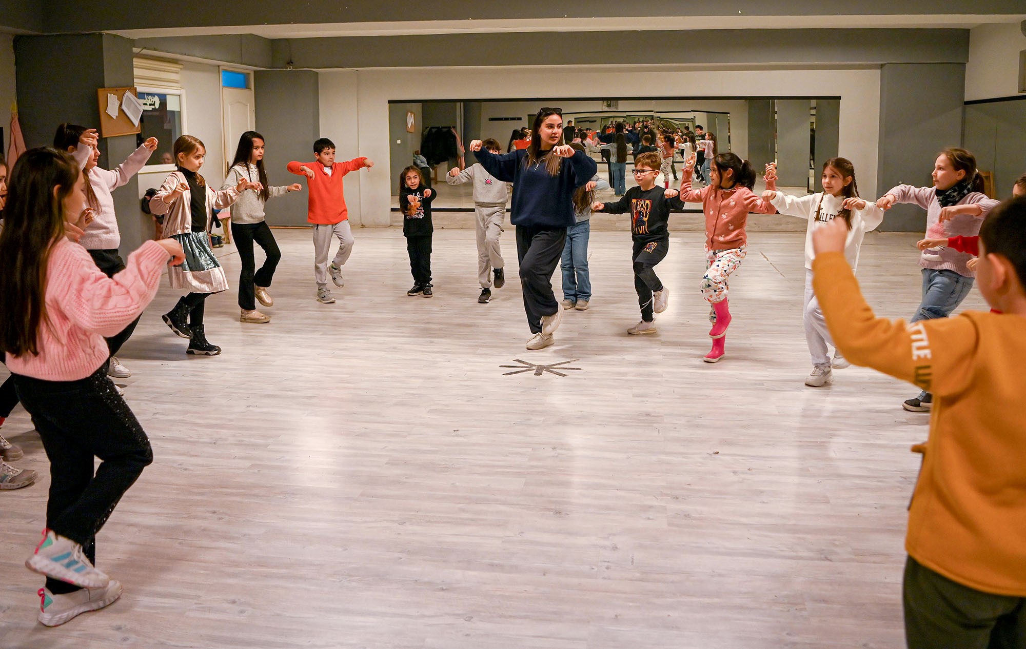 Farklı Yörelere Ait Halk Dansları Kuşadası’nda Yaşatılıyor (5)