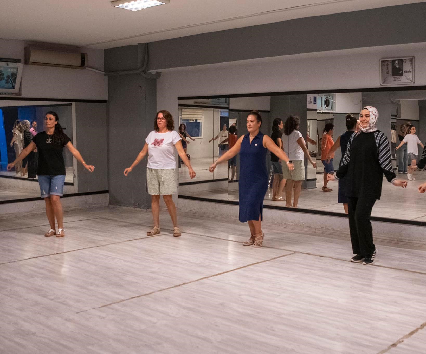 Farklı Yörelere Ait Halk Dansları Kuşadası’nda Yaşatılıyor (7)