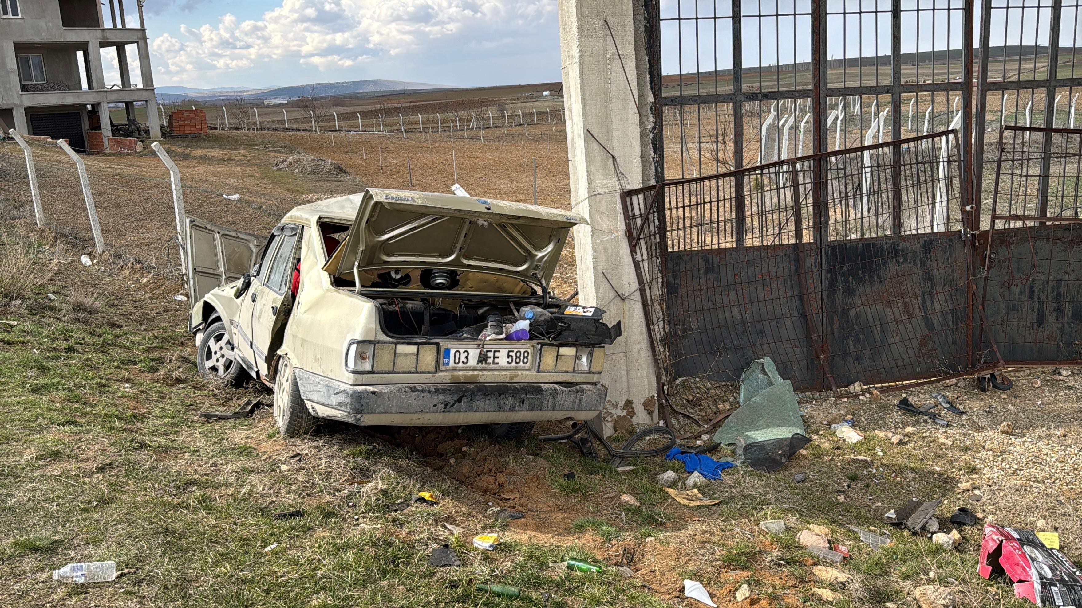 Kontrolden Çıkan Otomobil Beton Direğe Çarptı (2)