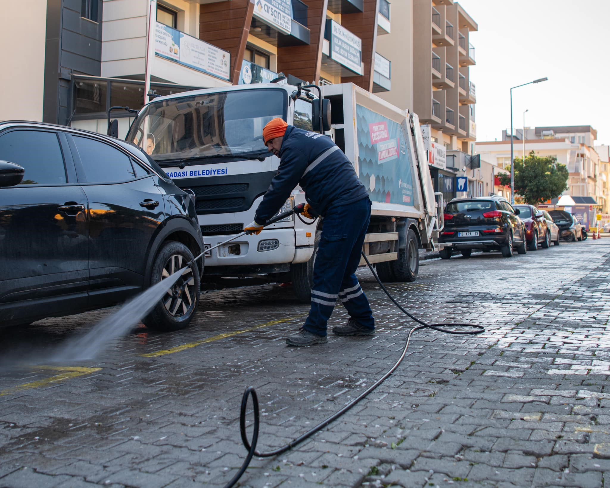 Kuşadası Belediyesi’nden ‘Burç Sokak’ta’ Detaylı Temizlik Çalışması (3)