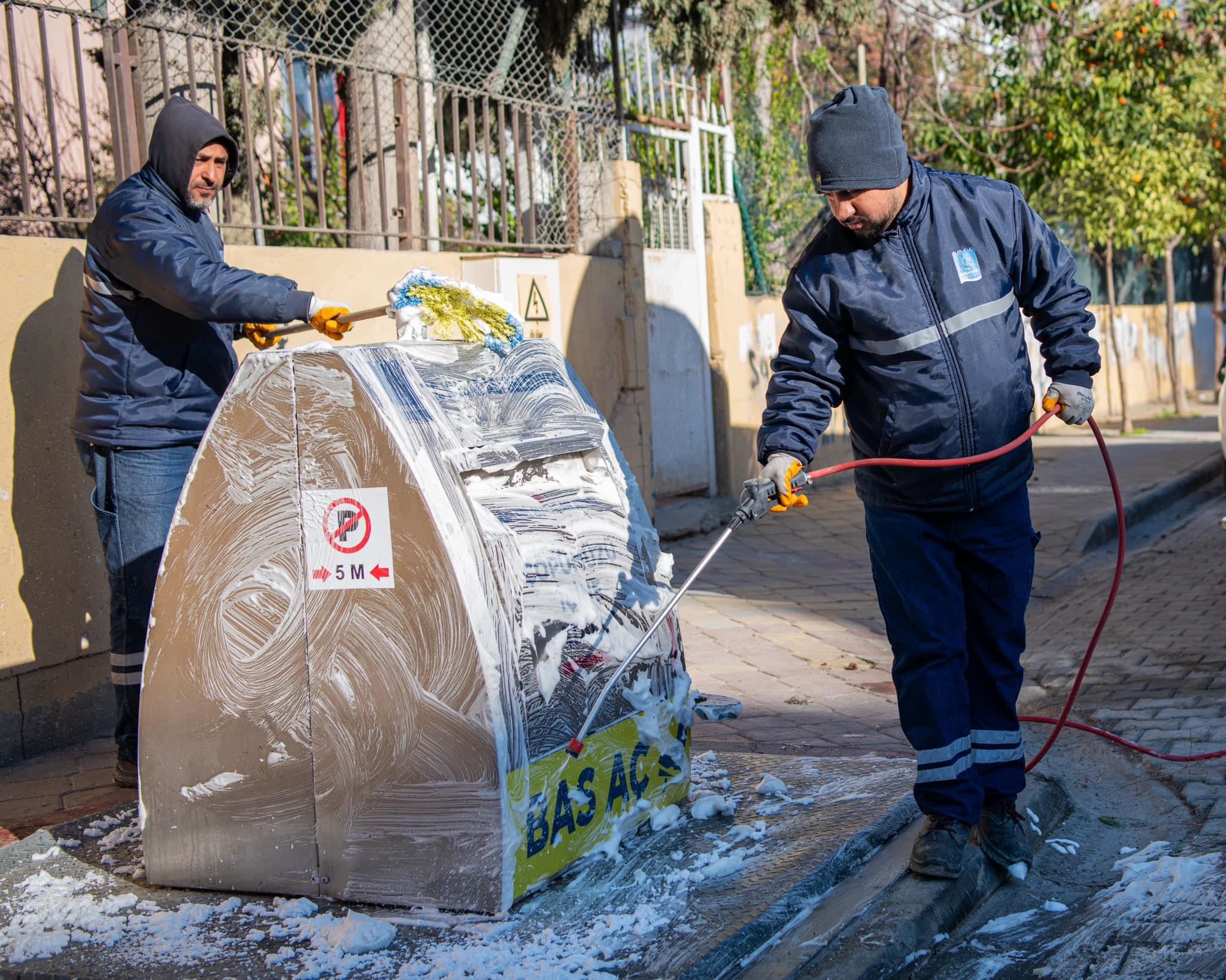 Kuşadası Belediyesi’nden ‘Burç Sokak’ta’ Detaylı Temizlik Çalışması (4)