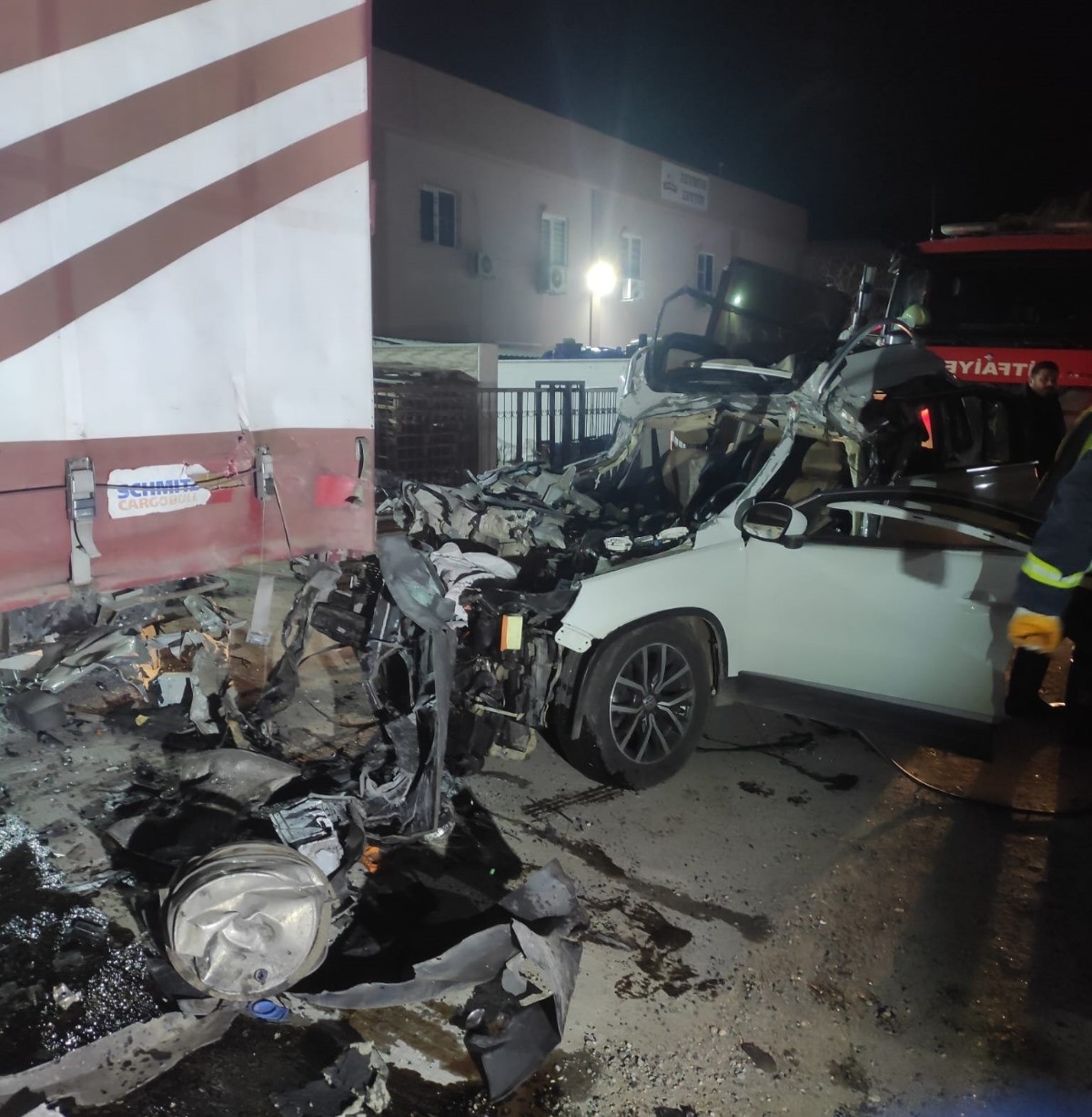 Otomobil Tıra Çarptı