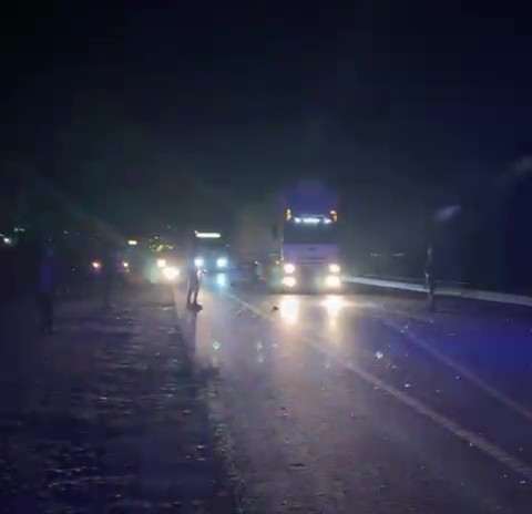 Plakası Belirlenemeyen Araç Çarptı, Diğer Arabalar Üzerinden Geçti (3)