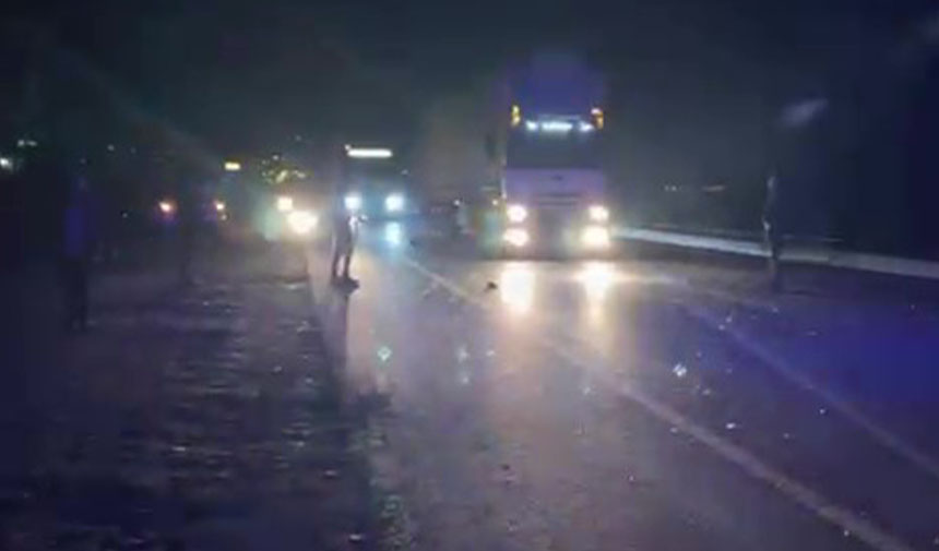 Plakası Belirlenemeyen Araç Çarptı, Diğer Arabalar Üzerinden Geçti (5)