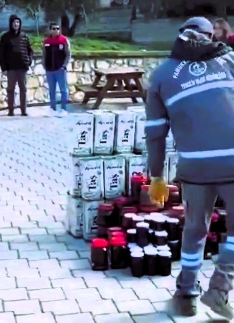 Sahte 4 Bin 500 Litre Zeytinyağı Ile 980 Kilo Bal Imha Edildi (2)