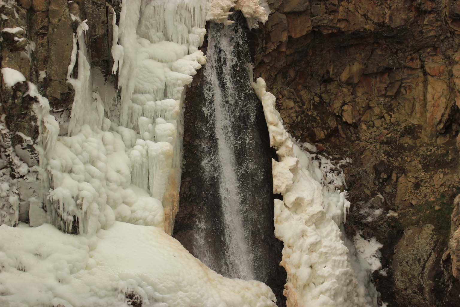 Soğuktan Şelale Dondu (2)