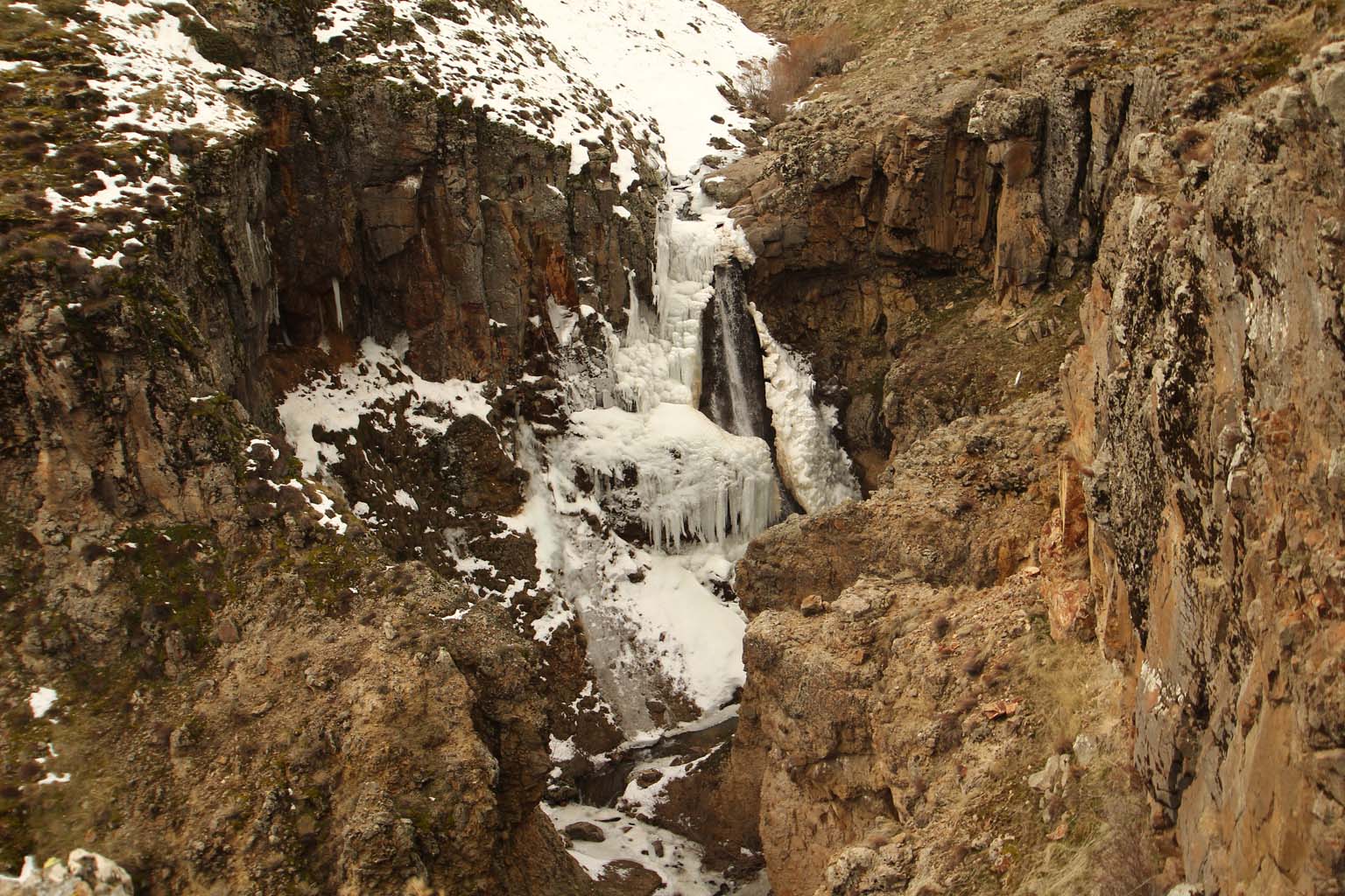 Soğuktan Şelale Dondu (3)