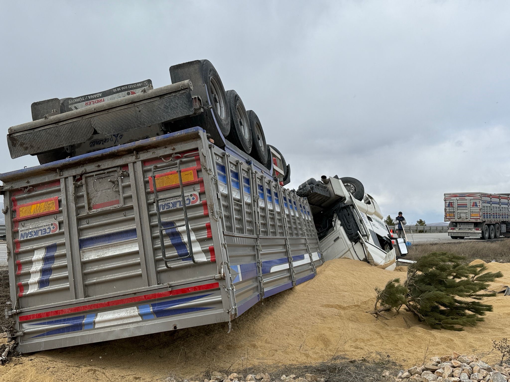 Tır Devrildi, 25 Ton Büyükbaş Hayvan Yemi Çevreye Saçıldı (2)