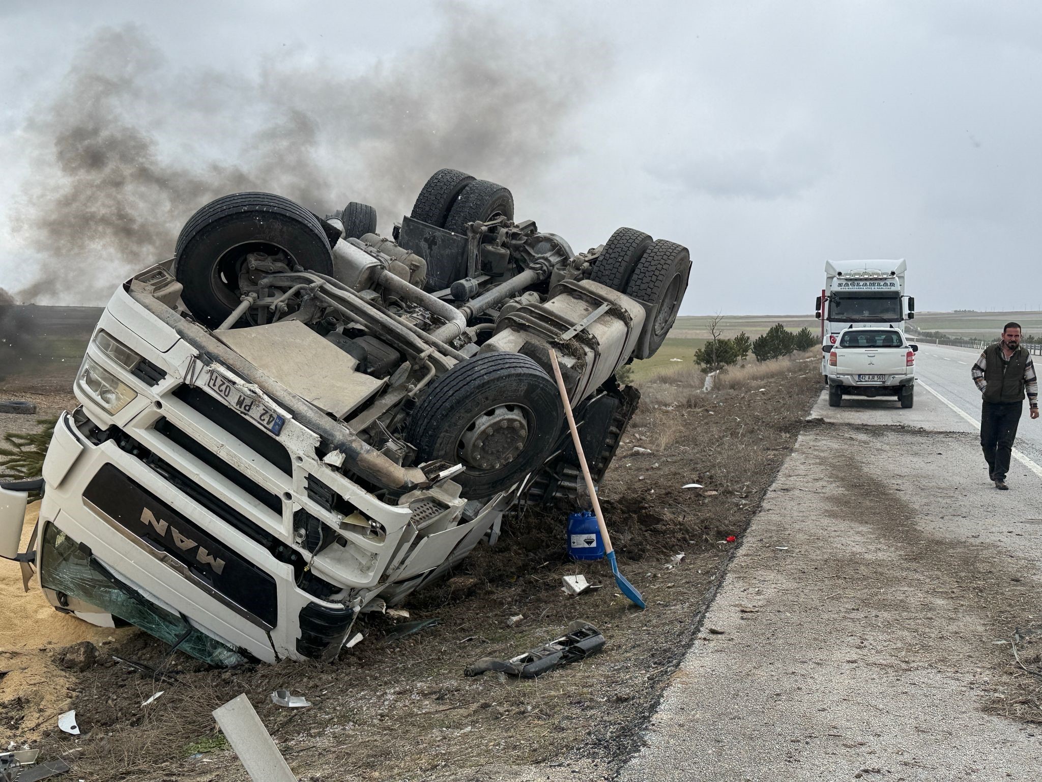 Tır Devrildi, 25 Ton Büyükbaş Hayvan Yemi Çevreye Saçıldı (3)