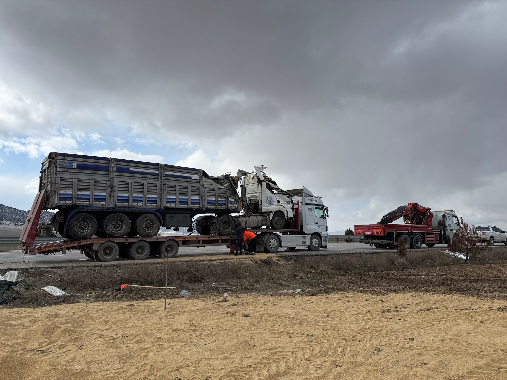 Tır Devrildi, 25 Ton Büyükbaş Hayvan Yemi Çevreye Saçıldı