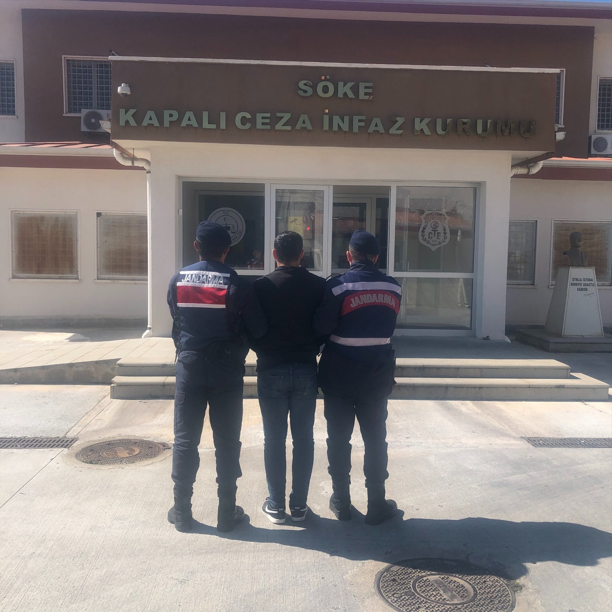 10 Yıl 2 Ay Hapisle Aranan Şahıs Aydın Kuşadası’nda Yakalandı