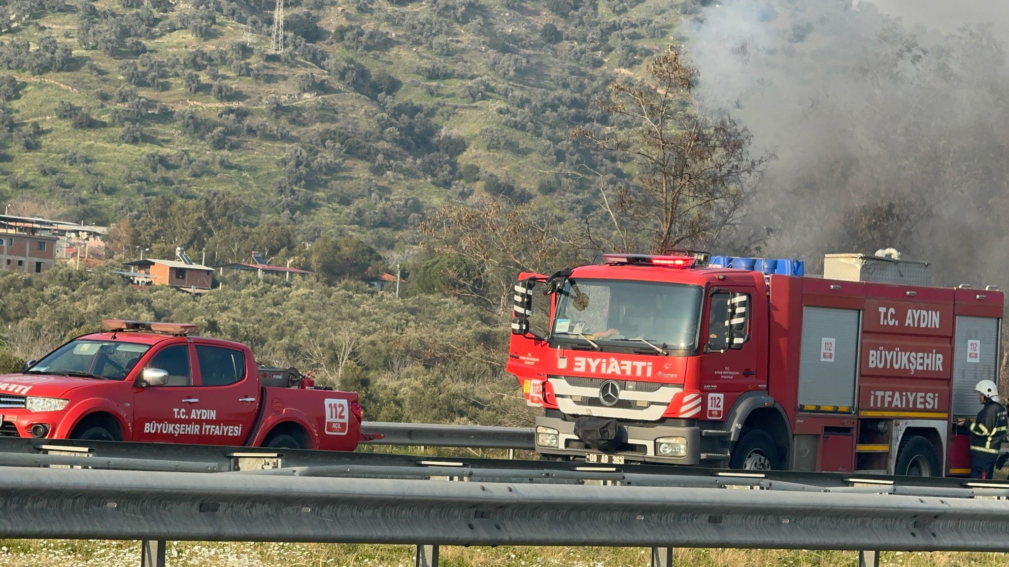Aydın İzmir Otoyolu’nda Otomobil Alev Aldı (2)