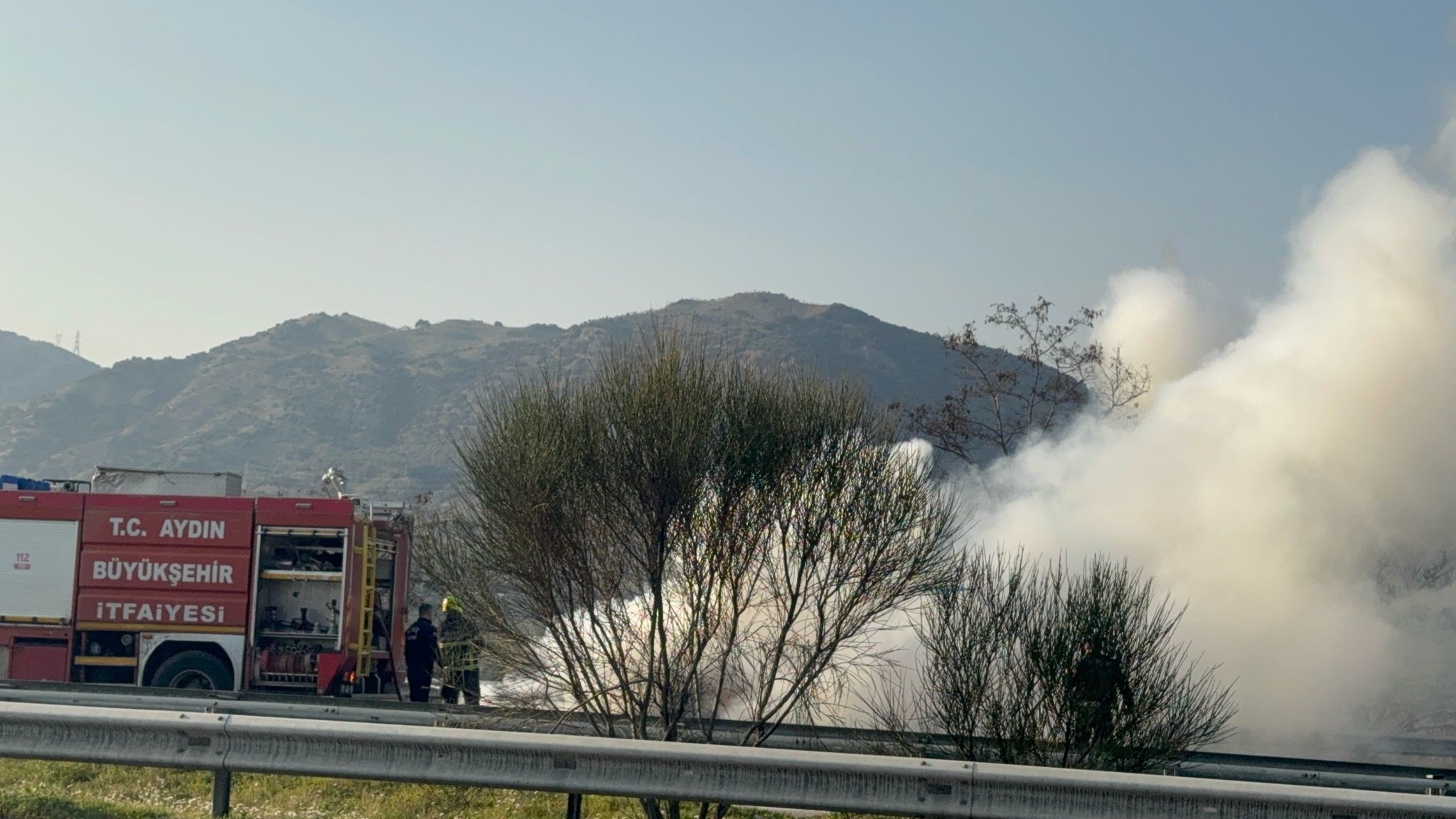 Aydın İzmir Otoyolu’nda Otomobil Alev Aldı (3)