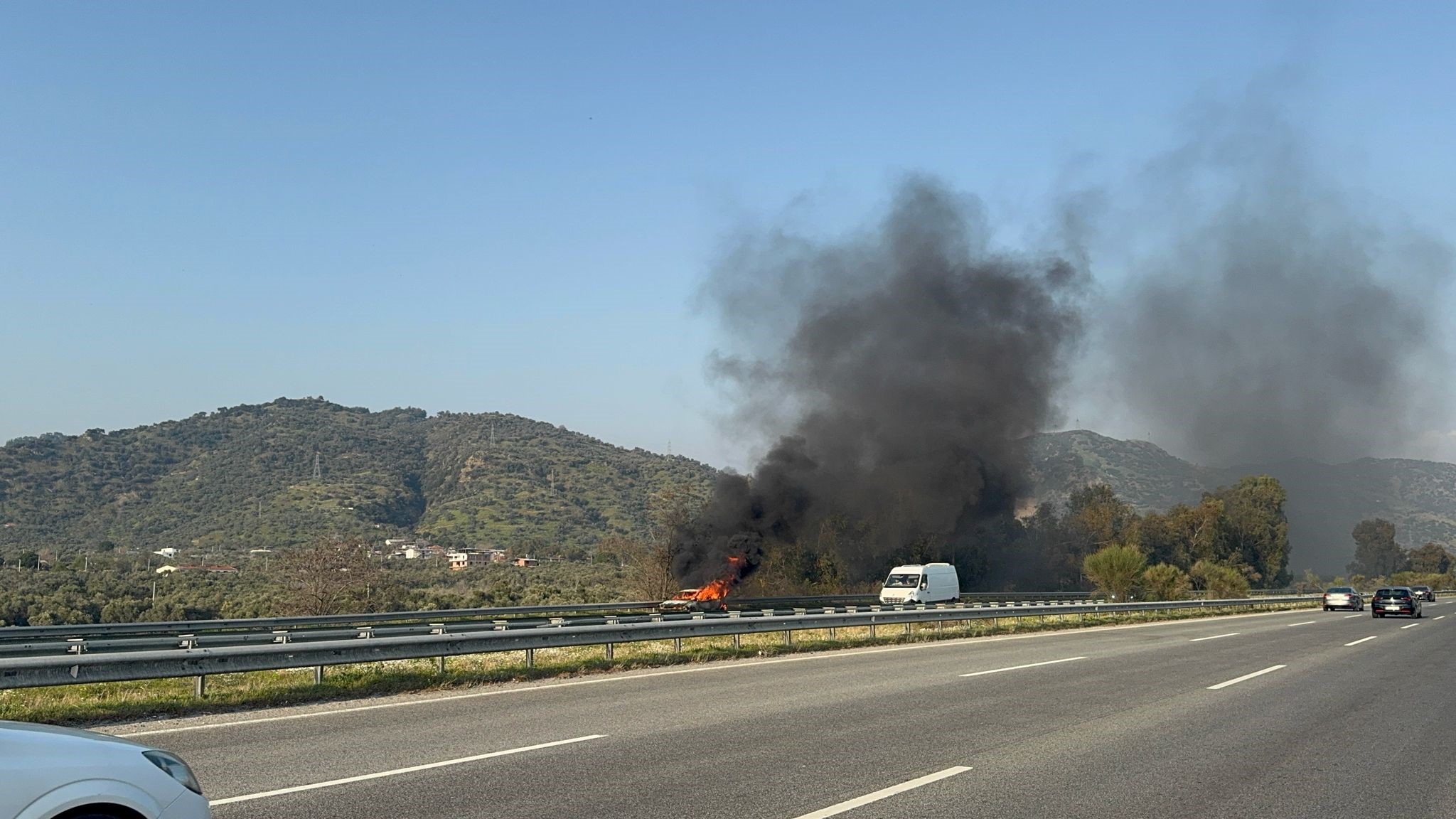 Aydın İzmir Otoyolu’nda Otomobil Alev Aldı (5)