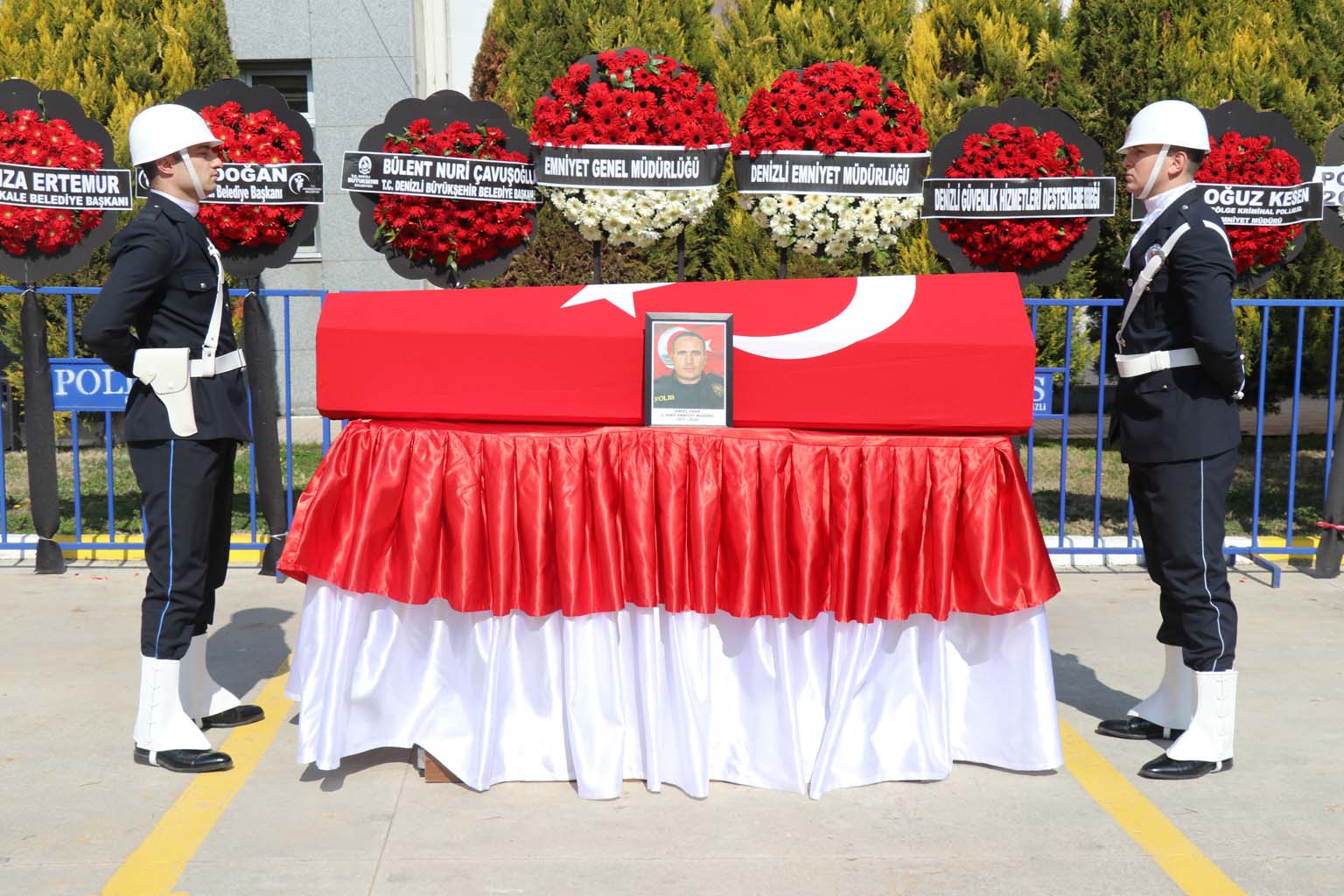 Denizli’de Vefat Eden Emniyet Müdürü’nün Naaşı Memleketi Aydın’a Getirildi (2)