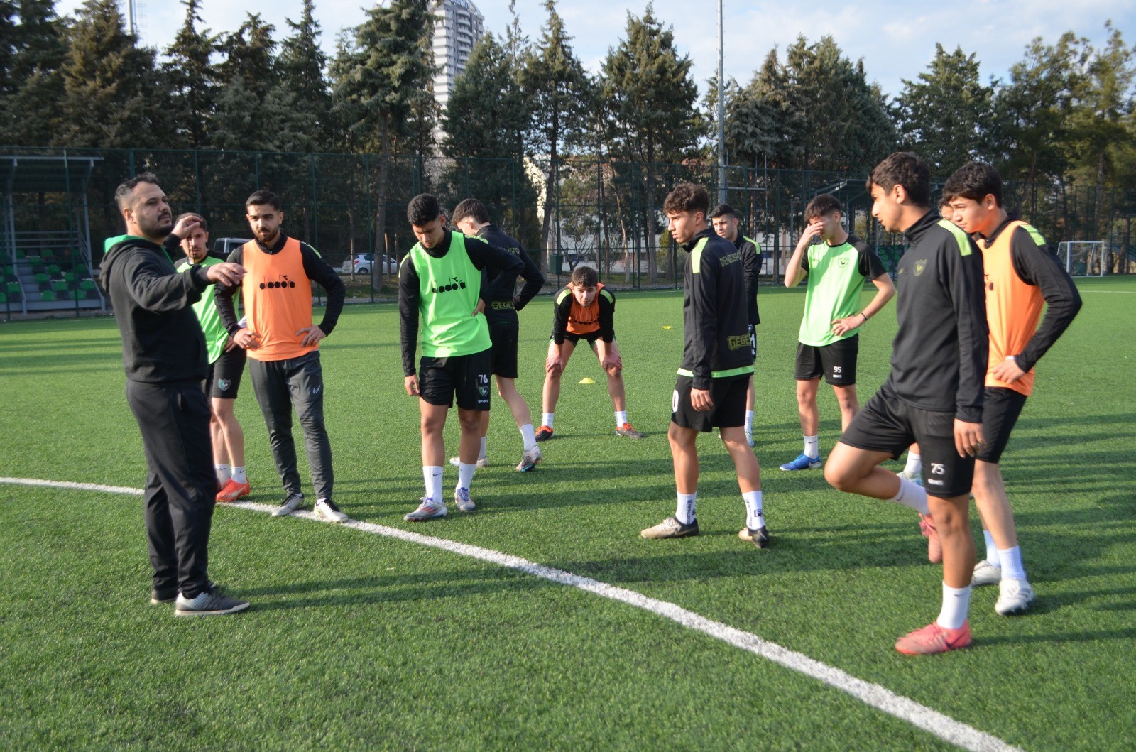 Denizlispor U19 Liderliğini Sürdürmek Istiyor (2)